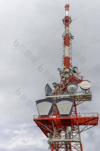 部分沟通塔与控制设备和天线发射器和中继器为移动通信和的互联网垂直视图