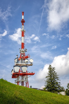 部分沟通塔与控制设备和天线发射器和中继器为移动通信和的互联网垂直视图