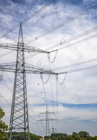 高电压电波兰和传输行电塔权力和能源工程系统电缆线电帖子