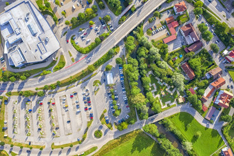 空中视图从无人机的停车区域和房子附近的小镇脸颊阿尔高德国