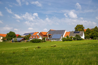 太阳能面板的屋顶房子<strong>绿色</strong>能源
