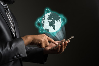 商人与智能手机和全球网络屏幕数据商人与智能手机和全球网络屏幕接口业务技术概念