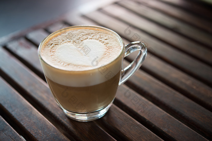 关闭卡布奇诺咖啡杯与心形状的牛奶模式咖啡馆关闭卡布奇诺咖啡杯与心形状的牛奶模式咖啡馆杯咖啡艺术