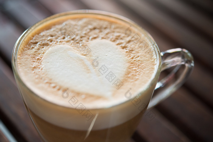 关闭卡布奇诺咖啡杯与心形状的牛奶模式咖啡馆关闭卡布奇诺咖啡杯与心形状的牛奶模式咖啡馆杯咖啡艺术