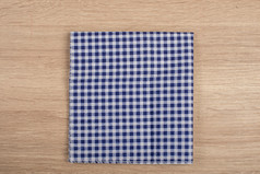 蓝色的表格餐巾孤立的白色背景