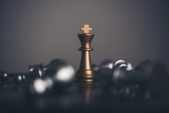 王和骑士国际象棋设置黑暗背景领袖和王和骑士国际象棋设置黑暗背景领袖和团队合作概念为成功