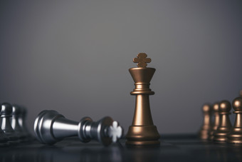 王和<strong>骑士</strong>国际象棋设置黑暗背景领袖和王和<strong>骑士</strong>国际象棋设置黑暗背景领袖和团队合作概念为成功