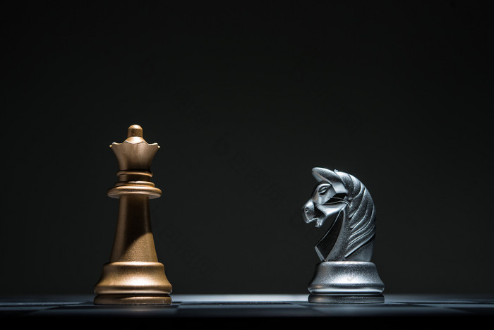 棋盘与国际象棋块黑色的背景领袖商业棋盘与国际象棋块黑色的背景领袖业务概念