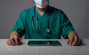 医生工作医院医生手持有平板电脑坐着医生工作医院医生手持有平板电脑坐着孤立的黑色的