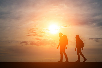 轮廓两个徒步旅行者与背包<strong>享受</strong>日落旅行轮廓两个徒步旅行者与背包<strong>享受</strong>日落旅行概念