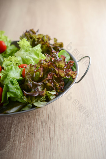新鲜的<strong>沙拉</strong>与<strong>蔬菜</strong>和绿色木表格健康的食物概念新鲜的<strong>沙拉</strong>与<strong>蔬菜</strong>和绿色木表格健康的