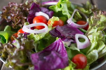 关闭新鲜的<strong>蔬菜沙拉</strong>的碗与乡村老木背景健康的食物概念关闭新鲜的<strong>蔬菜沙拉</strong>的碗与乡村老