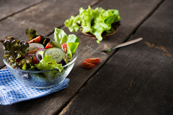 关闭新鲜的<strong>蔬菜沙拉</strong>的碗健康的食物概念关闭新鲜的<strong>蔬菜沙拉</strong>的碗健康的食物与