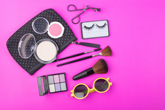前视图使袋与化妆品美产品溢出前视图使袋与化妆品美产品溢出出到粉红色的背景
