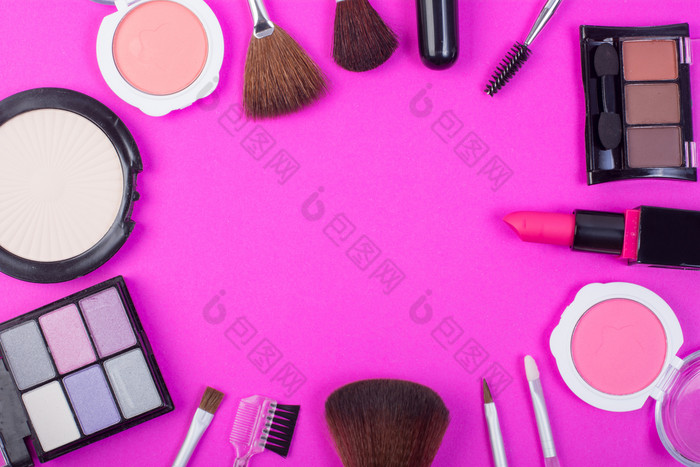 前视图集合化妆品美产品安排周围空白空间粉红色的背景前视图集合化妆品美产品安排
