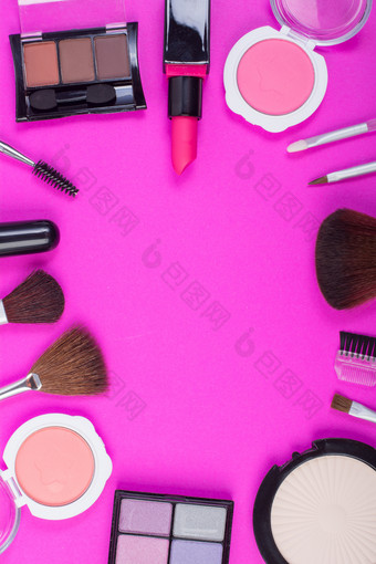 前视图集合化妆品美产品安排周围空白空间粉红色的背景前视图集合化妆品美产品安排