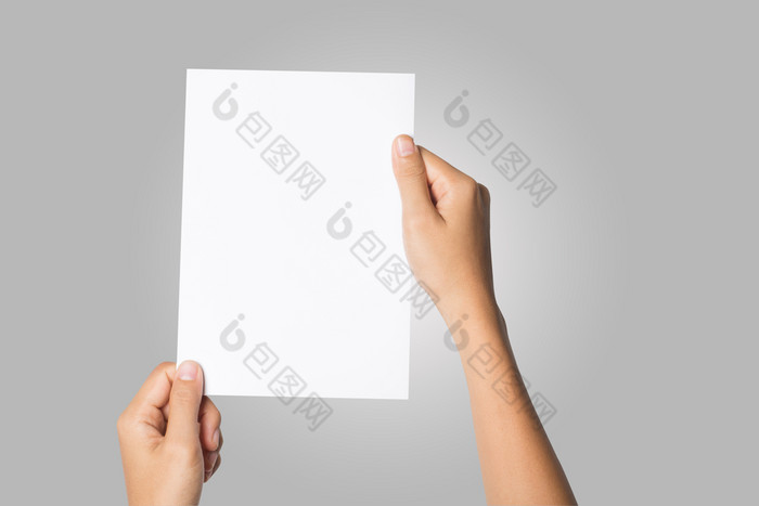 关闭女人手持有空白纸孤立的白色巴克关闭女人手持有空白纸孤立的白色背景