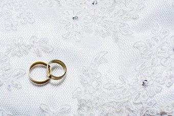 两个婚礼环铺设婚礼衣服