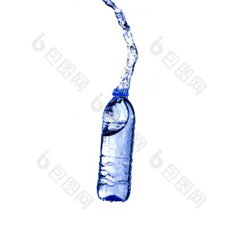 水飞溅从塑料瓶