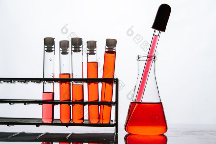 橙色化学物质科学玻璃管安排架子上