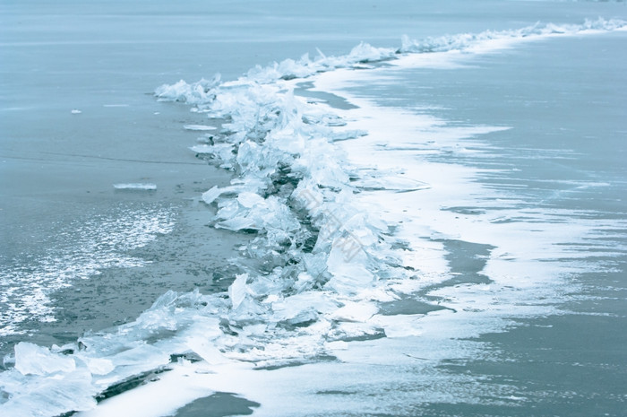冬天雪装饰与玫瑰臀部浆果安排的浆果雪图片