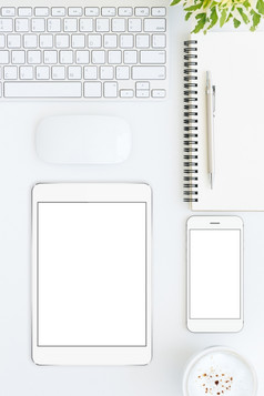 电话和平板电脑空白屏幕白色表格格式垂直前视图电话和平板电脑空白屏幕白色表格格式垂直前