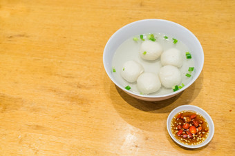 丰盛的餐teowchew鱼丸与汤和辣椒酱汁表格鱼丸面条使专门鱼粘贴和模制成球板)片