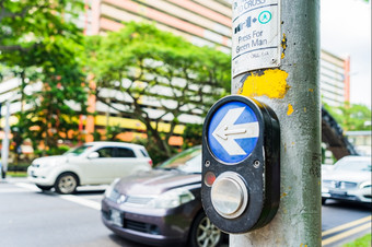 按钮为交通光和汽车背景交通灯的十字路口按钮的机制灯交通灯的街系统控制交通光十字路口关闭按钮为交通光和汽车背景