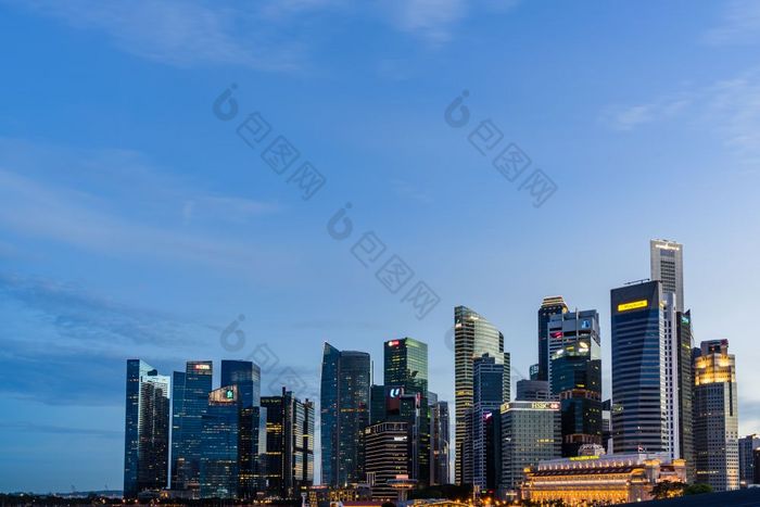 新加坡8月新加坡天际线黄昏和照亮金融区晚上视图市中心城市城市景观新加坡现代摩天大楼业务区玛丽娜湾