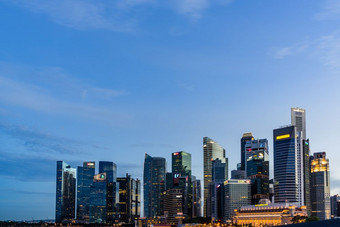 <strong>新加坡</strong>8月<strong>新加坡</strong>天际线黄昏和照亮金融区晚上视图市中心城市城市景观<strong>新加坡</strong>现代摩天大楼业务区玛丽娜湾