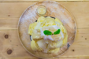 bingsu<strong>榴莲</strong>与<strong>榴莲</strong>冰奶油和生奶油服务与浓缩<strong>牛奶</strong>木背景