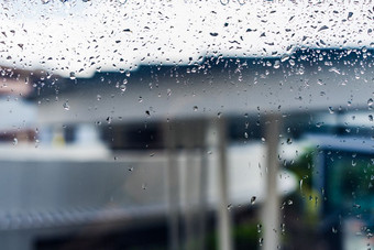 滴雨窗口玻璃通过的窗口视图阴建筑滴玻璃窗口冷凝