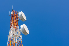电信塔蓝色的天空空白背景使用传输电视和电话信号