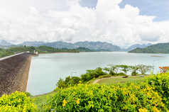 高角视图风景优美的点绿色湖ratchaprapha大坝考县势利小人国家公园这封信他尼府省泰国