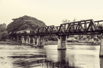 黑色的和白色古董照片风格火车为旅行运行的老桥在的河葵历史景点在世界战争的著名的北省泰国