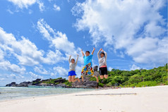 家庭旅行假期跳与快乐海滩附近的海下蓝色的天空和云夏天KOHSimilan岛Similan国家公园喘气俄罗斯省泰国