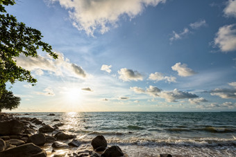 美丽的景观天空和云以上的海在日落考县拉克海滩考县lak-lam国家公园takuapa喘气俄罗斯省泰国