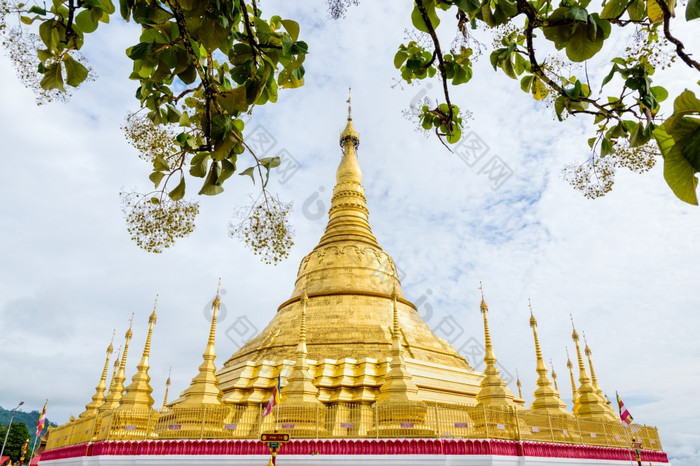 塔奇莱克大金针加铁路宝塔美丽的金宝塔那模仿大金针加铁路帕亚宝塔旅游吸引力附近的泰国边境塔奇莱克小镇山状态缅甸缅甸