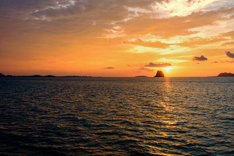 日落在的海泰国美丽的自然景观色彩斑斓的云天空和太阳日落在的海这封信他尼府省泰国