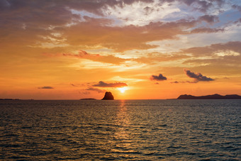 日落在的海泰国美丽的自然景<strong>观色</strong>彩斑斓的云天空和太阳日落在的海这封信他尼府省泰国