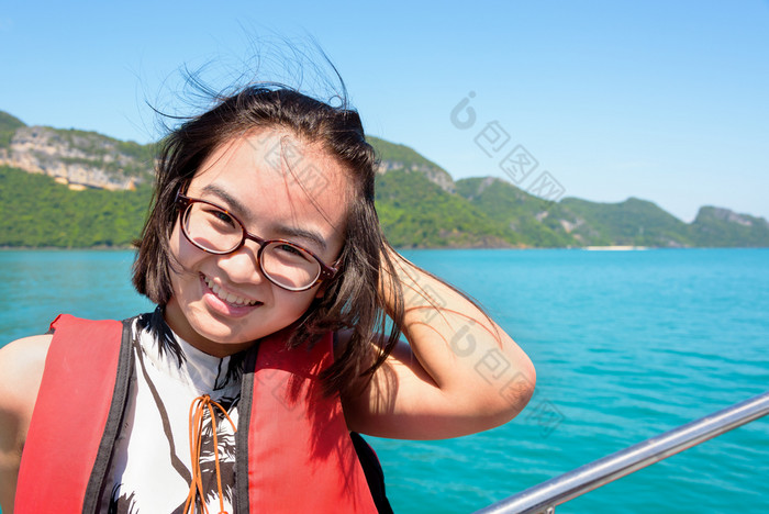 年轻的女人的船可爱的年轻的女人与眼镜微笑幸福的的船而巡航的美丽的自然的蓝色的海和天空夏天这丁字裤国家公园这封信他尼府泰国