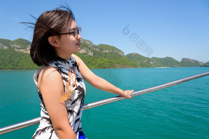 年轻的女人的船可爱的年轻的女人与眼镜微笑幸福的的船而巡航的美丽的自然的蓝色的海和天空夏天这丁字裤国家公园这封信他尼府泰国