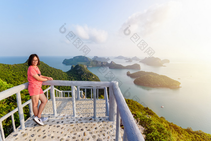 女人旅游峰的观点岛女人旅游的阳台峰视图点wua腿上岛和美丽的自然景观在日出在的海这丁字裤国家公园这封信他尼府泰国