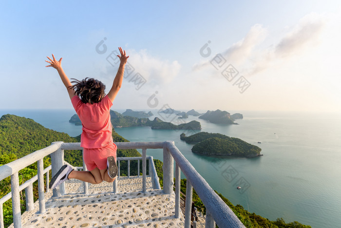 女人旅游峰的观点岛女人旅游的阳台峰视图点wua腿上岛和美丽的自然景观在日出在的海这丁字裤国家公园这封信他尼府泰国