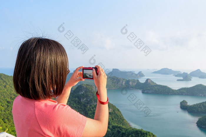 女人峰取照片女人旅游峰的观点wua腿上岛使用相机取照片美丽的自然景观在日出在的海这丁字裤国家海洋公园这封信他尼府泰国
