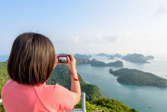 女人峰取照片女人旅游峰的观点wua腿上岛使用相机取照片美丽的自然景观在日出在的海这丁字裤国家<strong>海洋公园</strong>这封信他尼府泰国