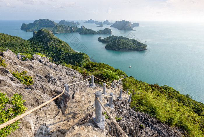 这丁字裤国家海洋公园楼梯的风景优美的点美丽的自然景观岛和海在夏天从wua腿上的观点这丁字裤国家海洋公园这封信他尼府泰国