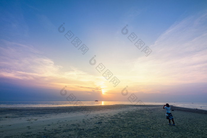 亚洲女人旅游采取照片的海滩和美丽的自然景观色彩斑斓的天空和海在日落纳通日落的观点寒岛这封信他尼府泰国女人旅游采取照片的海滩