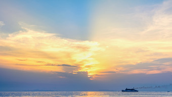 美丽的自然景观<strong>大</strong>旅行船航行的海与色彩斑斓的天空在日落<strong>背景</strong>泰国宽<strong>屏</strong>旅行船的海日落