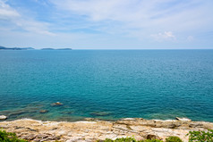 美丽的自然景观岩石沿着的海岸线与蓝色的海下的夏天天空KOH寒岛这封信他尼府省泰国岩石海岸线和海KOH寒